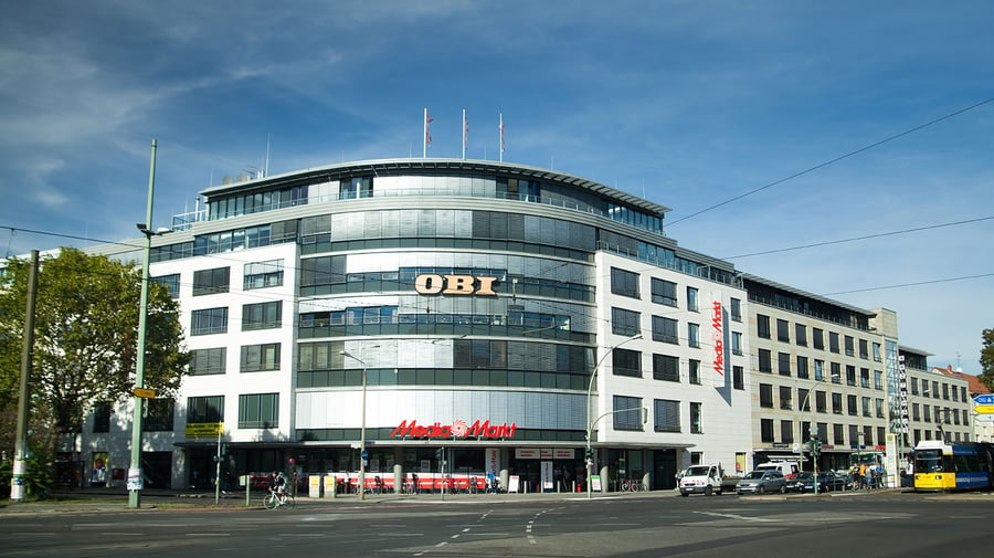 Eckgebäude mit runder Fassade in der Greifswalder Str. 137-138 in Berlin-Prenzlauer Berg, Sitz der Praxis Dr. Homssi