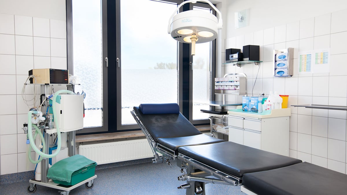 Eingriffsraum der Praxis Dr. Homssi in Berlin mit OP-Liege und OP-Leuchte