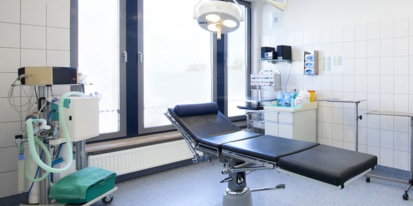 Heller Behandlungsraum der Praxis Dr. Homssi in Berlin