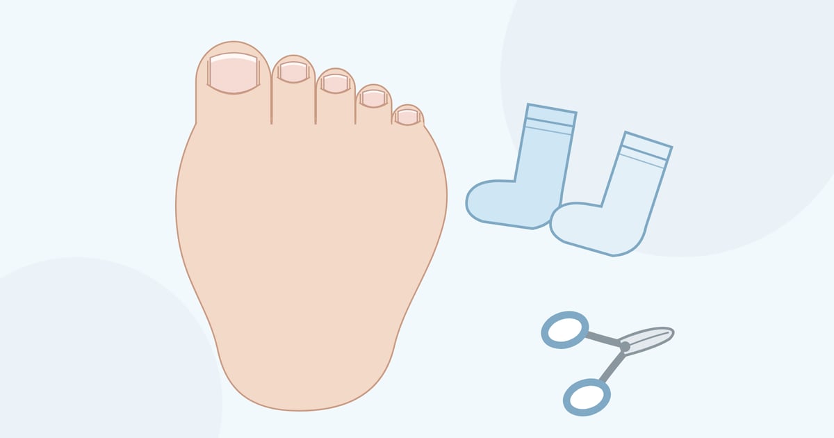 Zeichnung: kleiner Babyfuß von oben, daneben ein Paar Socken und eine Babynagelschere mit abgerundeten Spitzen