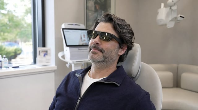 AR-Brille zur audiovisuellen Sedierung während der Laserbehandlung in der Praxis Dr. Homssi
